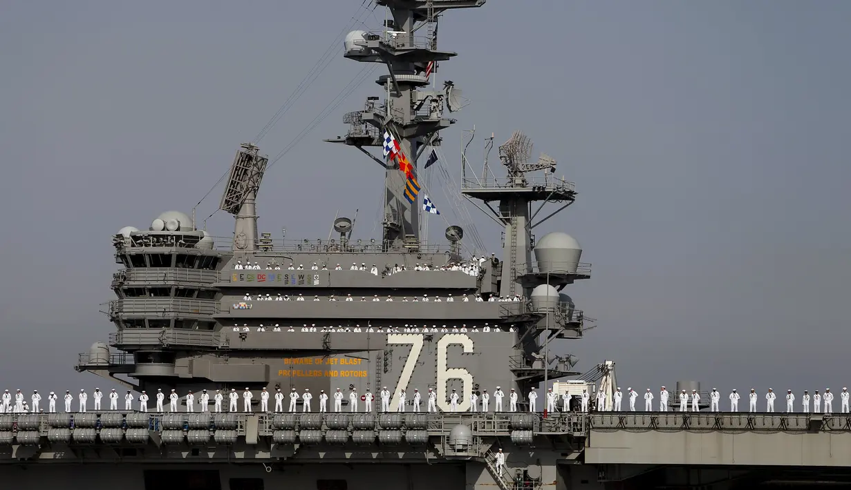 Prajurit Angkatan Laut AS berada di kapal induk USS Ronald Reagan saat tiba di pangkalan angkatan laut Yokosuka, Tokyo, Jepang, Kamis (1/10/2015). USS Ronald Reagan menggantikan USS George Washington yang akan menjalani perawatan. (REUTERS/Yuya Shino)