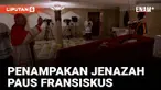 Vatikan merilis gambar pertama jenazah Paus Fransiskus dalam peti kayu, mengenakan jubah merah dan mitra uskup. Terekam pula doa yang dipanjatkan Sekretaris Negara Vatikan di kapel tempat Paus tinggal selama masa jabatannya.
