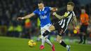 Pemain Everton, Jack Harrison mencuri bola dari kaki pemain Newcastle, Kieran Trippier saat laga lanjutan Liga Inggris 2023/2024 di Goodison Park, Liverpool, Inggris, Jumat (08/12/2023) dini hari WIB. (AP Photo/Jon Super)