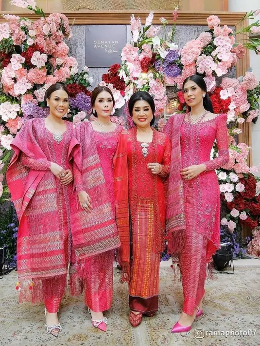 Ketiga kakak perempuan Yakup Hasibuan, Putri Hasibuan, Petty Hasibuan, dan Natalia Hasibuan. Serta ibu mertua Jessica Mila Norma Hasibuan nampak memukau dengan kebaya nuansa merah dan pink yang bold rancangan Rikawirtjes. [Foto: Instagram @rikawirtjes]