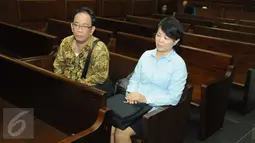 Direktur CV Semesta Berjaya Xaveriandy Sutanto dan istrinya, Memi, saat akan menjalani sidang vonis di Pengadilan Tipikor Jakarta, Rabu (4/1). (Liputan6.com/Helmi Afandi)