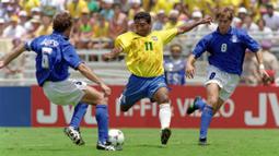 Romario dikenal sebagai salah satu striker terbaik di Timnas Brasil. Dia tercatat berhasil mengemas 55 gol dari 71 penampilan. Romario menjadi aktor penting kesuksesan Brasil menjuarai Piala Dunia 1994. Mantan pemain Barcelona sukses mencetak lima gol di turnamen tersebut. (AFP/Daniel Garcia)