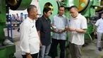 Ketua Pengurus Yayasan Dharma Bhakti Astra (YDBA) Henry C.Widjaja (kedua kanan) berbincang dengan pelaku industri komponen saat meninjau industri kecil dan menengah (IKM) logam di Desa Bengle, Tegal, Jawa Tengah, Rabu (10/10). (Liputan6.com/HO/Eko)