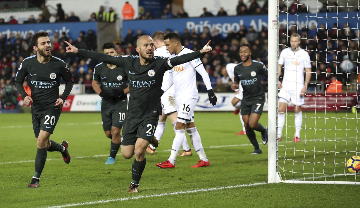 Gelandang Manchester City, David Silva, melakukan selebrasi usai mencetak gol ke gawang Swansea City pada laga Premier League di Stadion Liberty, Rabu (13/12/2017). Manchester City menang 4-0 atas Swansea City. (AP/Nick Potts)