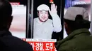 Layar TV menunjukkan gambar Kim Jong-nam, kakak dari pemimpin Korea Utara (Korut) Kim Jong-un, di stasiun kereta Seoul, Korea Selatan, Selasa (14/2). Jong-nam kabarnya tewas diracun saat berada di sebuah bandara di Kuala Lumpur. (AP Photo/Ahn Young-joon)