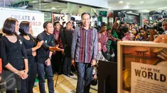 Presiden Joko Widodo (Jokowi) kembali menyambangi pusat perbelanjaan Sarinah, Jalan MH Thamrin, Jakarta, Jumat (15/1). Kunjungan singkat  tersebut guna memastikan situasi Ibukota kembali normal pasca serangan teror. (Liputan6.com/Faizal Fanani)