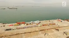  Sejumlah karyawan PT Prima Multi Terminal (PMT) mengikuti upacara bendera HUT RI ke 72 di proyek pembangunan dermaga Pelabuhan Kuala Tanjung di Kabupaten Batubara, Sumatera Utara, Kamis (17/8). (Liputan6.com/Pool)