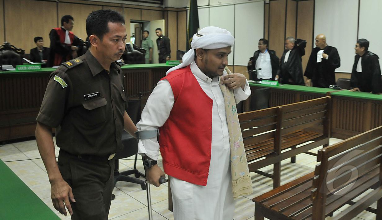 Habib Novel Bamukmin diantar ke luar ruang sidang usai sidang vonis di PN Jakarta Pusat, Senin (6/4/2015). Habib Shahabuddin dan Habib Novel divonis hakim 7 bulan penjara. (Liputan6.com/Johan Tallo)