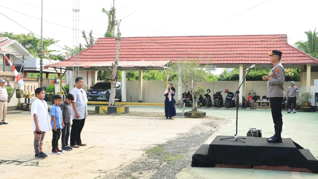 Prosesi penyerahan penghargaan kepada tiga bocah di Mapolsek Banjarmasin Utara