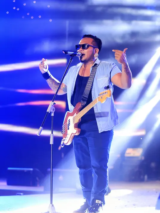 "Kita memang menyiapkan Soekamti dengan format baru sepeninggal Ari, kita memakai drummer additional. Muka tetap keliatan tapi pakai helm, kita namakan beliau itu Super SAS," ucap Erix di backstage panggung utama, Jumat (15/7). (Adrian Putra/Bintang.com)