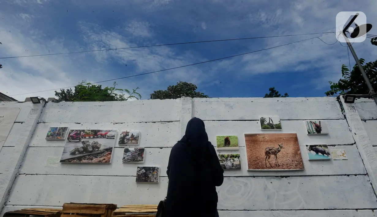 Warga melihat karya foto saat kegiatan pameran Lensa Anak Terminal di Sekolah Master, Depok, Jawa Barat, Rabu  (8/2/2023). Pameran 170 karya foto dari 12 anak-anak terminal di kawasan tersebut merupakan hasil pembelajaran bersama Komunitas Lensa Anak Terminal dan berlangsung  hingga 12 Februari 2023. (merdeka.com/Arie Basuki)