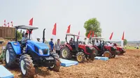 Wakil Presiden Gibran Rakabuming Raka memimpin penanaman jagung serentak kuartal IV Polri dalam rangka mendukung swasembada pangan di Desa Bantar Panjang, Tigaraksa, Kabupaten Tangerang, Banten, Rabu (8/10/2025) (Istimewa)