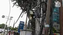 Jaringan kabel utilitas terlihat semrawut di Kawasan Jalan Medan Timur, Jakarta, Selasa (15/4/2024). (Liputan6.com/Herman Zakharia)