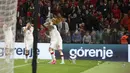 Para pemain Polandia menutupi kepala mereka saat suporter melemparkan botol tak lama setelah mencetak gol ke gawang Albania pada lanjutan Grup I Kualifikasi Piala Dunia 2022 Zona Eropa, di Air Albania Stadium, Rabu (13/10/2021) dini hari WIB. Polandia mengalahkan Albania 1-0. (AP Photo/Franc Zhurda)