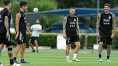 Pemain Argentina Nicolas Otamendi, Paulo Dybala, Alejandro Gomez dan Rodrigo De Pau bercanda selama sesi latihan menjelang lanjutan kualifikasi Piala Dunia 2022 di Ezeiza, Buenos Aires, 26 Januari 2022. Argentina akan bermain tandang kontra Chile pada Jumat, 28 Januari 2022. (ALEJANDRO PAGNI/AFP)