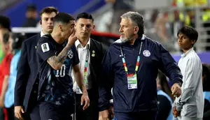 UEFA Pastikan Tak Ada Kartu Merah untuk Aksi Tutup Mulut saat Bicara dengan Lawan
