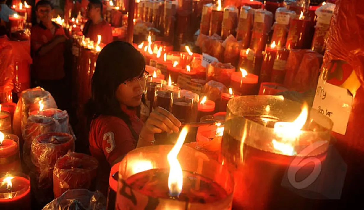 Salah seorang etnis Tionghoa menyalakan hio untuk berdoa, pada malam Tahun Baru Imlek 2566 di Klenteng Boen Tek Bio di Pasar Lama, Tangerang, Rabu (18/2/2015) malam. (Liputan6.com/Johan Tallo)