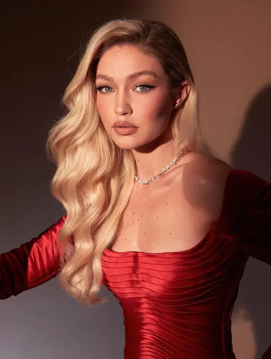 Untuk riasan dan makeup, Gigi Hadid dikenal dengan blonde dan makeup natural glam. [Foto: @gigihadid]