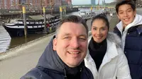 Maudy Koesnaedi bersama suami dan buah hati saat berlibur ke Jerman. (dok. Instagram @maudykoesnaedi/https://www.instagram.com/p/B6rHKUep4YZ/Putu Elmira)