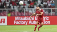 Pemain Timnas Indonesia, Jordi Amat menendang bola&nbsp;saat laga Grup A Piala AFF 2022 antara Timnas Indonesia melawan Timnas Kamboja yang berlangsung di Stadion Utama Gelora Bung Karno (SUGBK), Jakarta, Jumat (23/12/2022). (Bola.com/Bagaskara Lazuardi)
