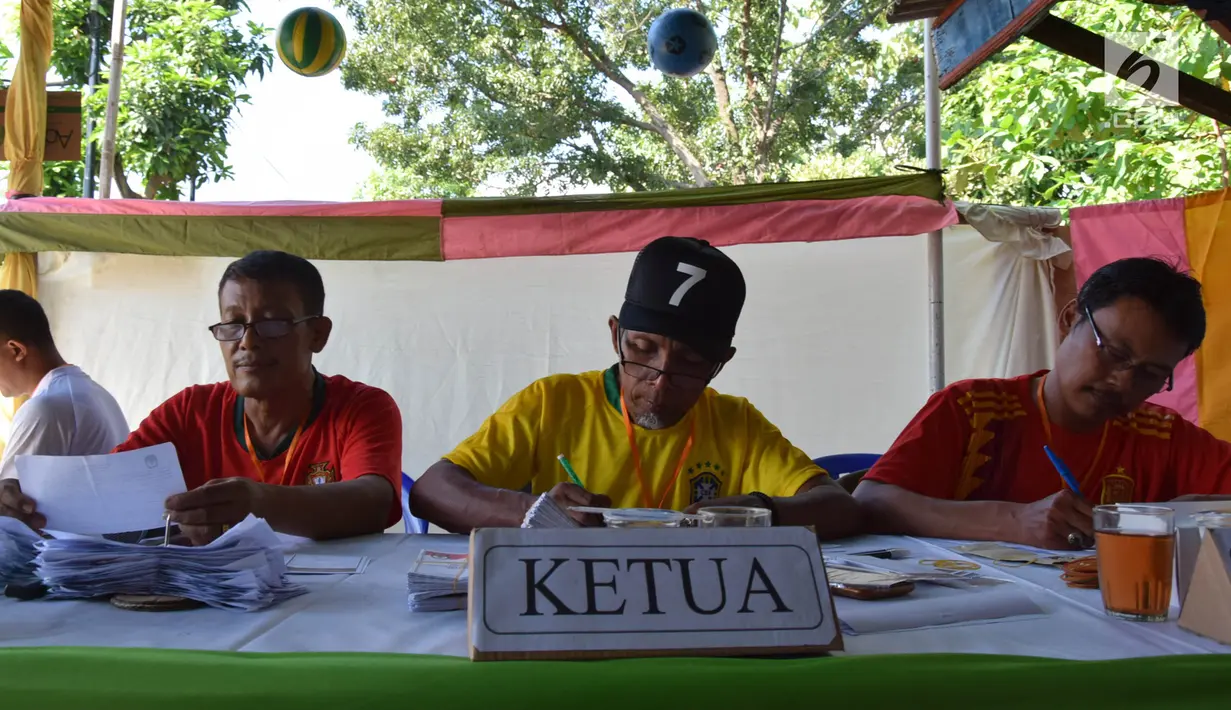 Petugas KPPS menggunakan jersey negara peserta Piala Dunia pada Pilkada Serentak 2018 di TPS 7 Kelurahan Bulu Lor, Semarang. Rabu (27/6). Konsep Piala Dunia tak hanya jersey tapi diikuti ornamen dan bendera dari perwakilan negara. (Liputan6.com/Gholib)