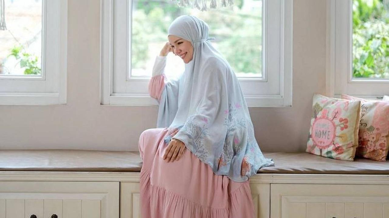 Tak sedikit&nbsp; yang memberikan dukungan moril buat Dewi Sandra.&nbsp;