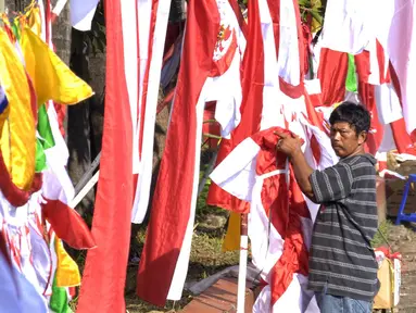 Pedagang merapikan bendera Merah Putih dan pernak-pernik perayaan 17 Agustus di kawasan Pasar Minggu, Jakarta, Selasa (4/8/2015). Menjelang Hari Kemerdekan RI, sejumlah pedagang bendera musiman mulai berdatangan. (Liputan6.com/Yoppy Renato)