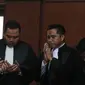 Penyanyi Dangdut Saipul Jamil dan kuasa hukumnya berdoa sebelum jalani sidang di PN Jakarta Utara, Selasa (14/06/2016). Saipul Jamil divonis tiga tahun penjara oleh majelis hakim PN Jakarta Utara. (Liputan6.com/Herman Zakharia)