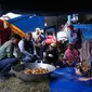 Dinas Sosial Provinsi Jawa Barat menyalurkan bantuan senilai total Rp186.632.750 pada warga terdampak bencana pergerakan tanah di Desa Cibedug, Kecamatan Rongga, Kabupaten Bandung Barat, Sabtu (2/3/2024). (sumber foto: Biro Adpim Jabar)
