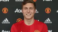 Victor Lindelof resmi bergabung dengan Manchester United (MUFC)