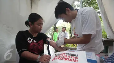 Pengunjung melakukan tes darah untuk mengecek HIV/AIDS  yang digelar Komisi Penanggulangan AIDS Provinsi (KPAP) DKI Jakarta sebagai bentuk peringatan hari AIDS sedunia di Taman Suropati, Menteng, Jakarta, Minggu (29/11/2015). (Liputan6.com/Angga Yuniar)