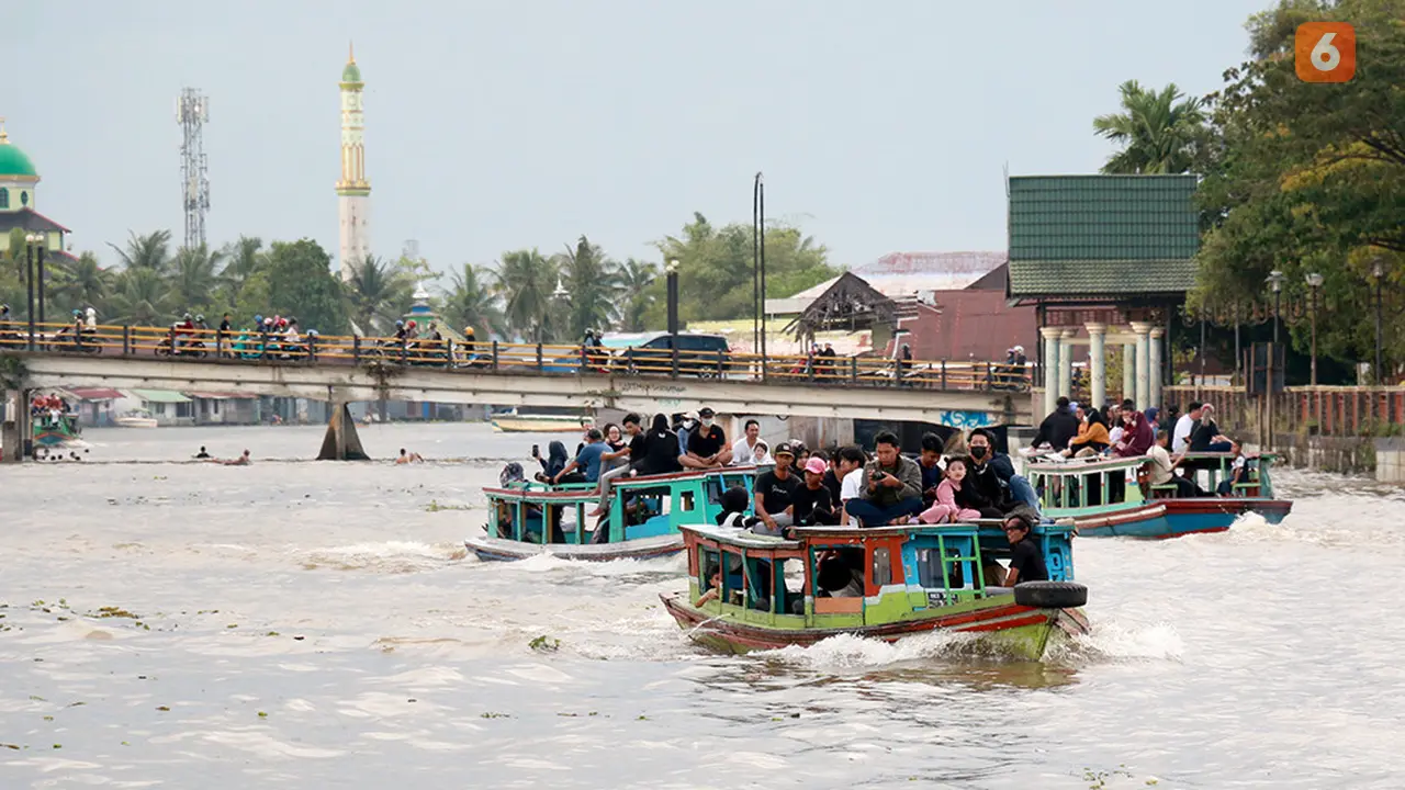 Sungai Martapura di tengah Kota Banjarmasin