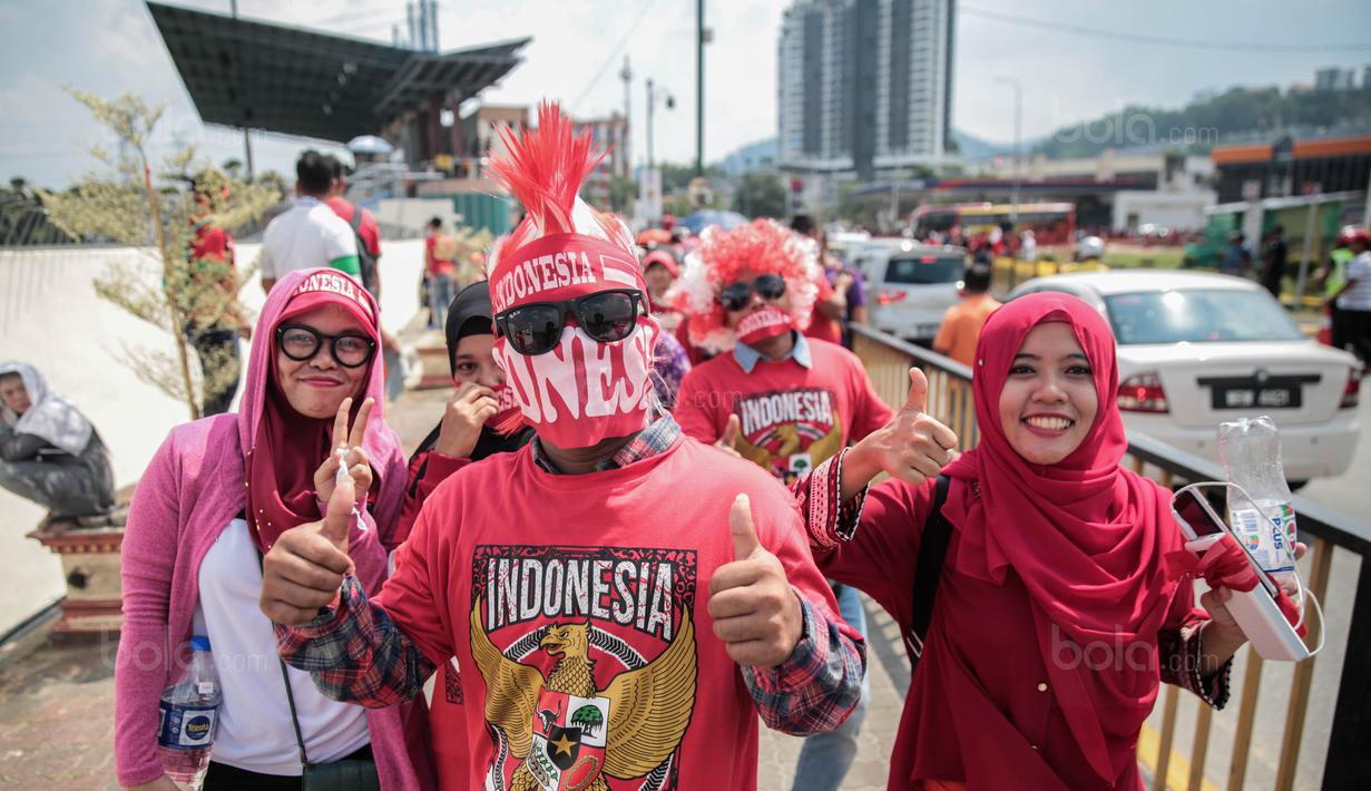 Suporter Timnas Indonesia bergaya sebelum menonton pertandingan melawan Timor Leste pada laga SEA Games di Stadion MPS, Selangor, Minggu (20/8/2017). Indonesia menang 1-0 atas Timor Leste. (Liputan6/Faizal Fanani)