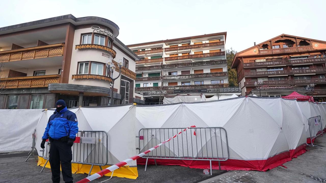 FOTO: Warga Berdoa dan Letakkan Karangan Bunga di Lokasi Kebakaran Crans Montana Swiss