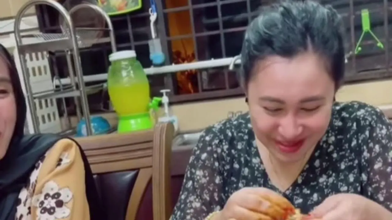 Kisah Persahabatan di Balik Kejutan Gelang Emas di Bawah Tumpukan Makanan Laut
