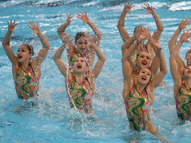 Tim perenang Artistik Korea Utara menampilkan gerakan pada babak final nomor free routine Asian Games 2018 di Aquatic Center, Gelora Bung Karno, Jakarta, Rabu (29/8). Korea Utara menempati posisi ke-3 dan mendapatkan perunggu. (Liputan6.com/Fery Pradolo)