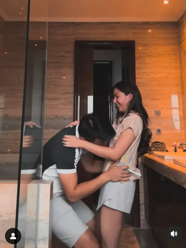 Momen Jessica Mila tunjukan kehamilan pada Yakup Hasibuan. (Foto: Instagram/jscmila)