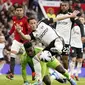 Pemain Fulham, Sasa Lukic, berusaha mencetak gol ke gawang Manchester United pada laga pekan ke-26 Premier League 2023/2024 di Stadion Old Trafford, Sabtu (24/2/2024). (AP Photo/Dave Thompson)