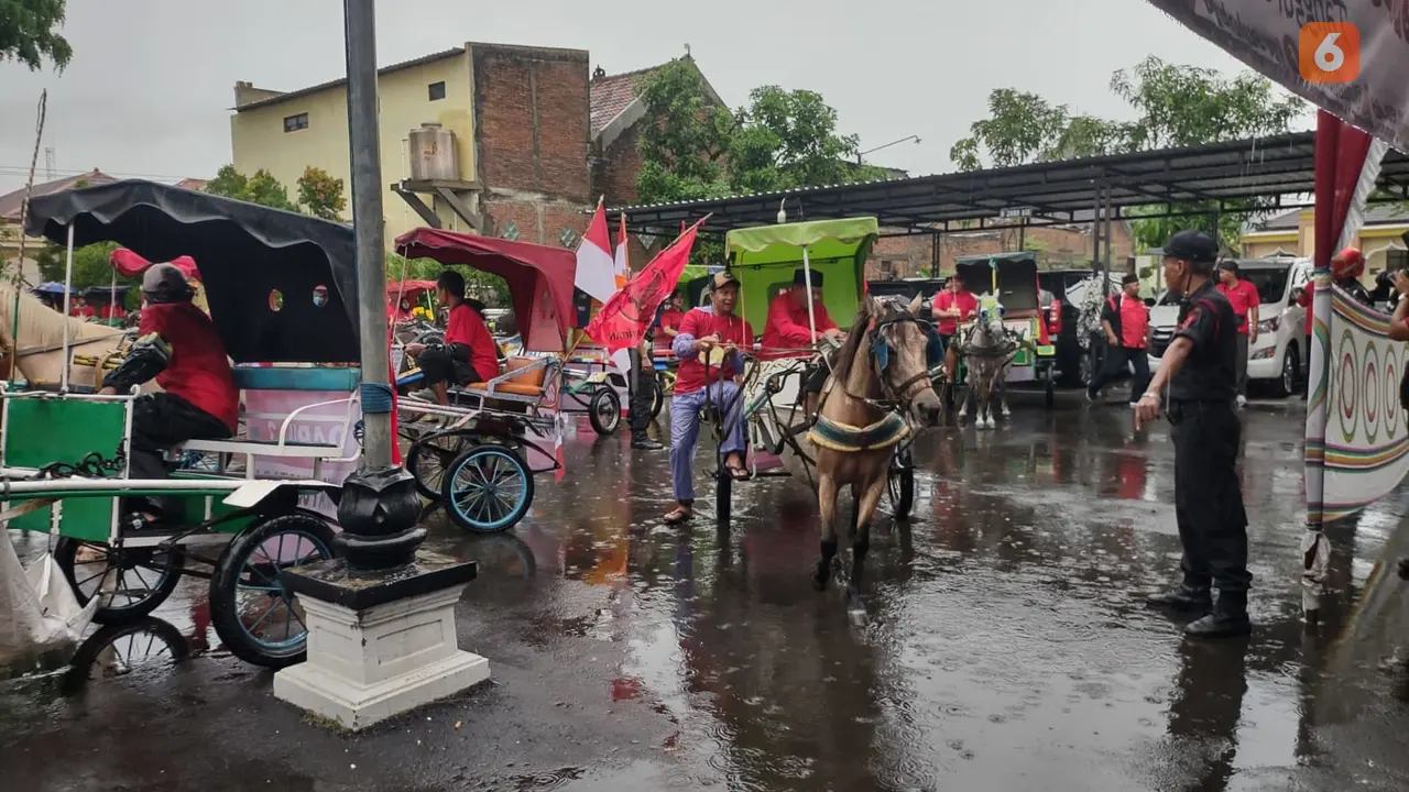 Diiringi deras Hujan, Bacaleg PDIP Daftar ke KPU Naik Bendi