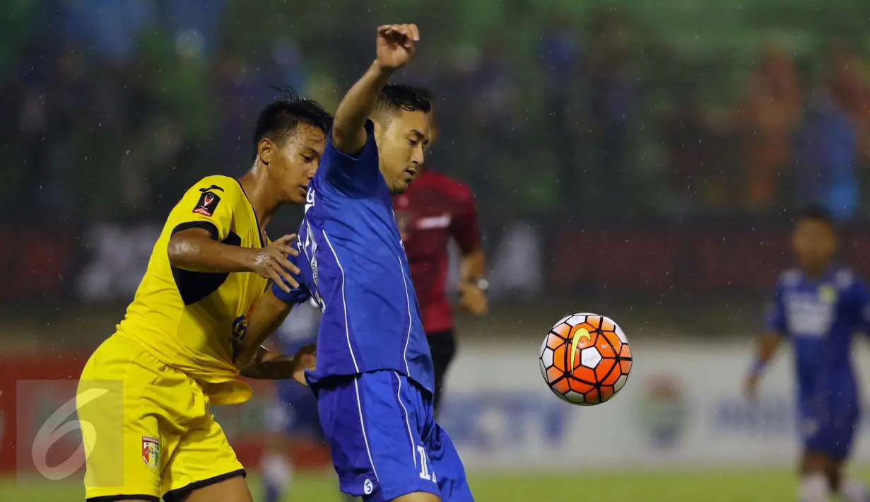 Pemain tengah Persib, Shohei Matsunaga mencoba lolos dari kawalan pemain Mitra Kukar FC saat laga 8 besar Piala Presiden 2017 di Stadion Manahan Solo, Sabtu (25/2). Persib unggul 3-2. (Liputan6.com/Helmi Fithriansyah)