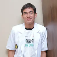 Banyak tantangan dihadapi harus dihadapi oleh pemeran Adipati Dolken. Dalam film berjudul Catatan Dodol Catatan Dokter (Cado-Cado) ia berperan sebagai calon dokter. (Andy Masela/Bintang.com)