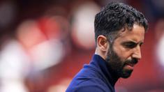 Pelatih Manchester United, Ruben Amorim tertunduk lesu setelah timnya kalah dari West Ham United dalam laga lanjutan Liga Inggris 2024/2025 di Old Trafford, Manchester, Inggris, Minggu (11/05/2025) waktu setempat. (AP Photo/Ian Hodgson)