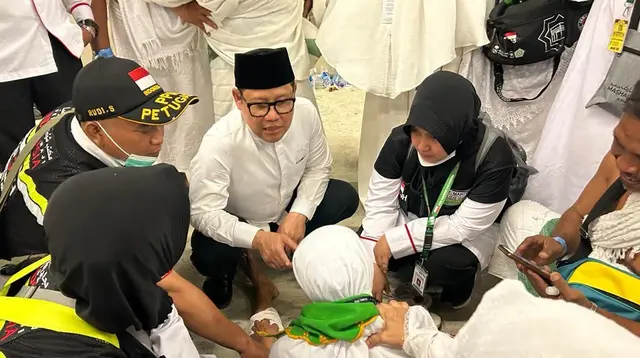 Ketua Tim Pengawas Haji DPR RI Muhaimin Iskandar alias Gus Imin saat membantu jemaah haji Indonesia yang kelekahan usai lempar jumrah. (Dok. Istimewa)