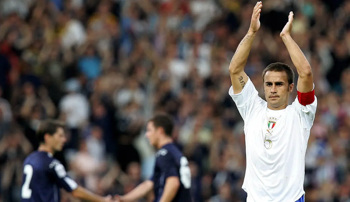 6. Fabio Cannavaro (Italia) -  Pada tahun 2006 mantan kapten Italia ini merah gelar Piala Dunia dan juga Ballon d'Or. Tetapi dirinya belum pernah membawa Azzurri juara Piala Eropa, terbaik hanya menjadi finalis. (AFP/Paco Serinelli)