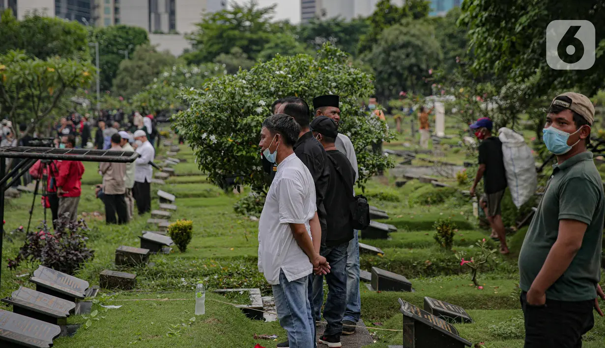 Puluhan pelayat yang berasal dari berbagai kelompok masyarakat dalam pemakaman Ketua DPW PPP Abraham Lunggana atau Haji Lulung di TPU Karet Bivak, Jakarta, Selasa (14/12/2021). Ketua DWP PPP DKI Jakarta Abraham Lunggana alias Haji Lulung meninggal dunia, Selasa (14/12). (Liputan6.com/Faizal Fanani)