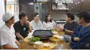 Waseda Boys juga disambut hangat oleh Kimbab Family. Dalam tayangan kanal YouTube, mereka tampak mengobrol asyik hingga sharing culture. Gina mengungkapkan jika keempat cowok itu hampir ingin menginap. Ia juga mengucapkan terima kasih kepada Waseda Boys karena telah mampir di kediamannya. (Liputan6.com/YouTube/Kimbab Family)