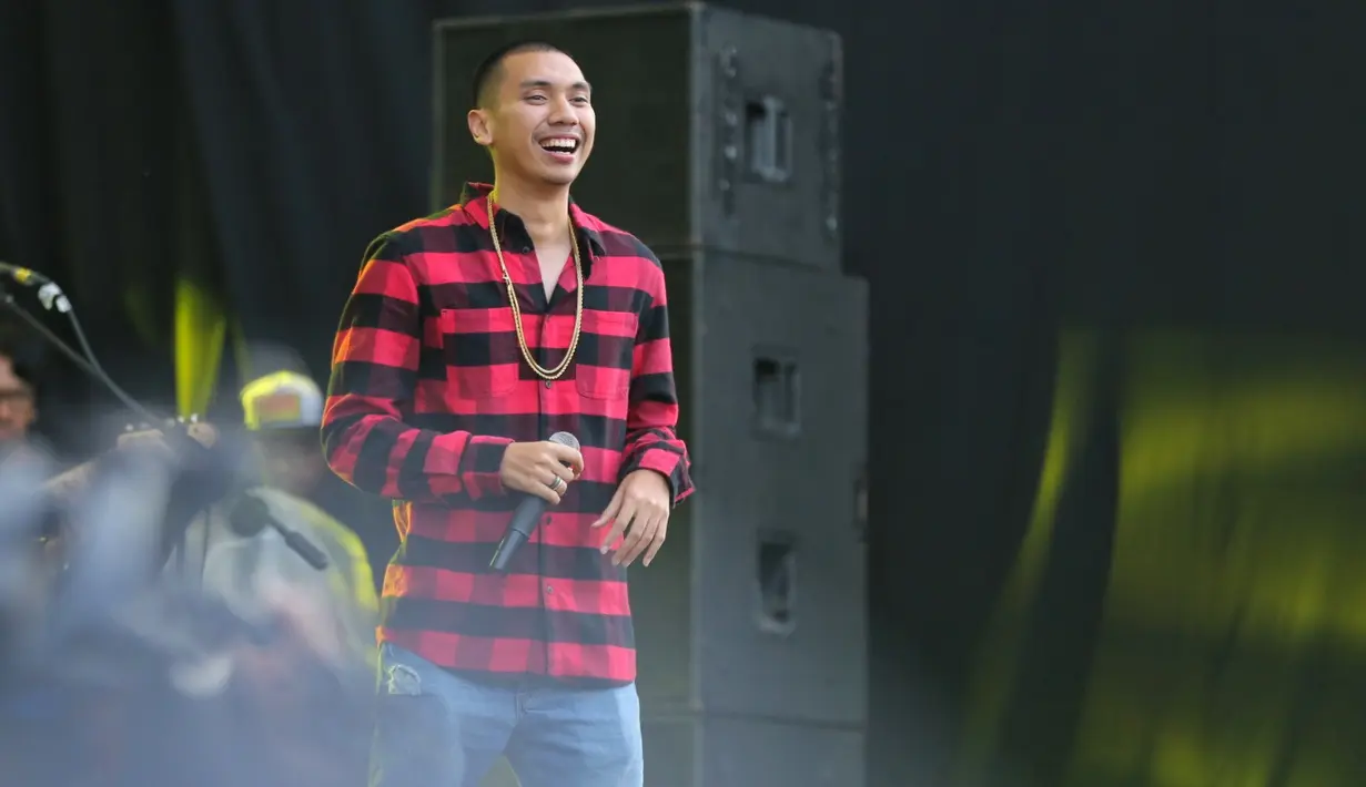 Tak butuh waktu lama bagi RAN untuk menarik antusiasme penonton. Sejak membawakan lagu Selamat Pagi yang menjadi pembuka, para penonton langsung terhipnotis dan mereka pun bersenandung bersama. (Adrian Putra/Bintang.com)