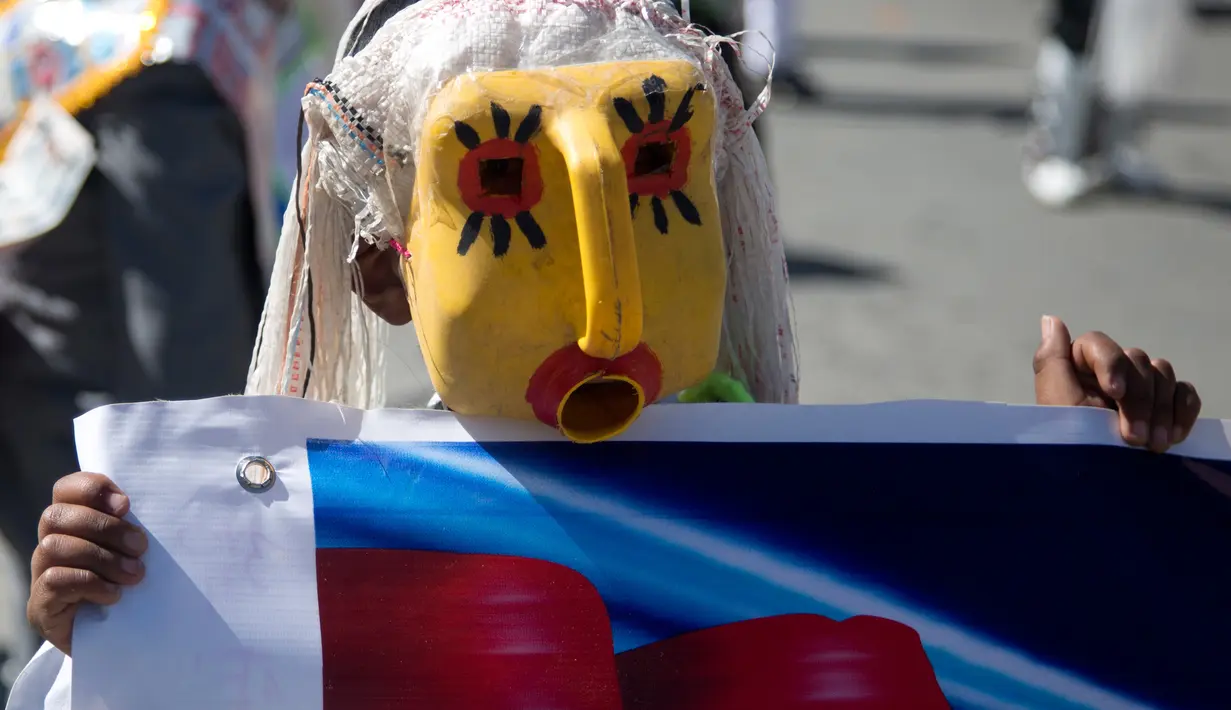 Siswa mengenakan topeng dari wadah minyak goreng plastik sambil menari "Paquchi" pada festival di Bolivia, Selasa (14/8). Siswa sekolah San Roque membuat kostum dari bahan daur ulang untuk meningkatkan kesadaran pengelolaan limbah padat. (AP/Juan Karita)