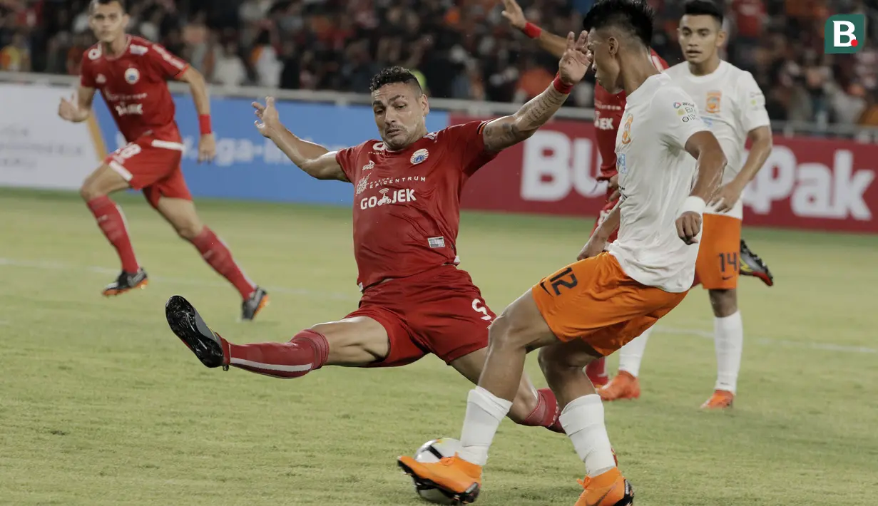 Bek Persija Jakarta, Jaimerson, mengahdang striker Borneo FC, Lerby Eliandry, pada laga Liga 1 di SUGBK, Jakarta, Sabtu (14/4/2018). Persija unggul 1-0 atas Borneo FC di babak pertama. (Bola.com/M Iqbal Ichsan)