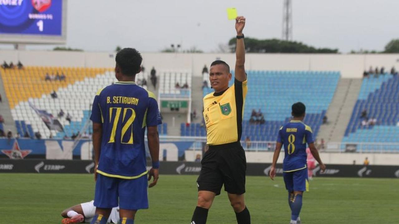 Pelatih Arema Sebut Wasit Biang Kekalahan dari Borneo FC, Benarkah Keputusan Kontroversial Jadi Penentu?